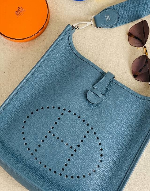 Foto de uma das bolsas Hermès casuais e coloridas para o dia a dia, modelo Bolsa Evelyne Azul.
