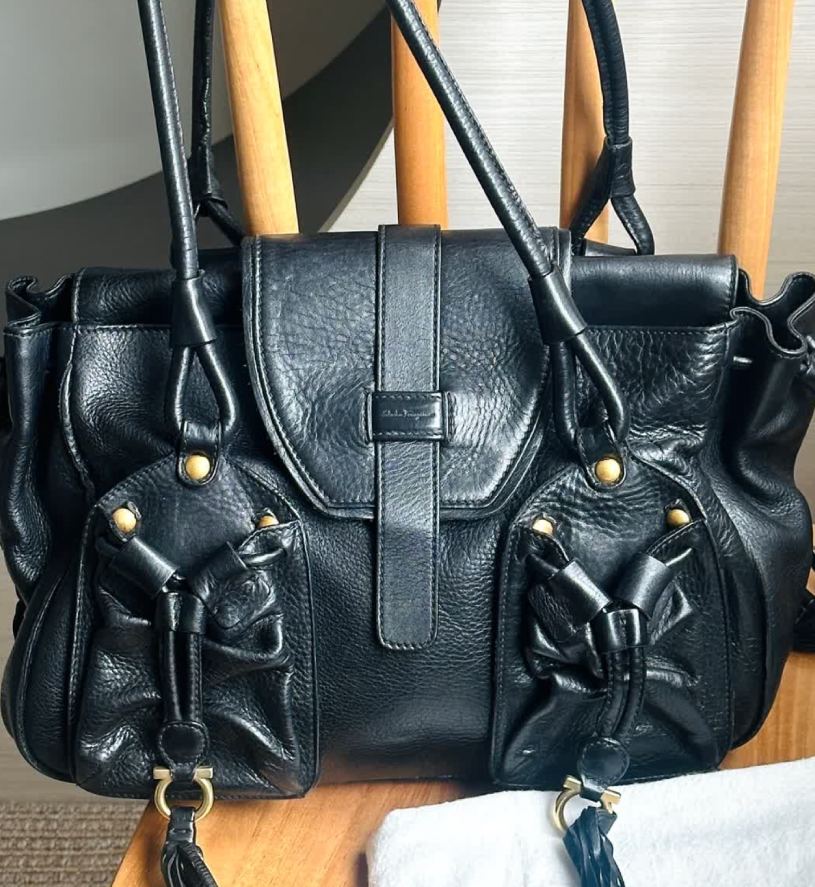 ferragamo gancini fringe, um dos modelos de bolsas feminnas de luxo por menos de R$5.000 no etiqueta única.