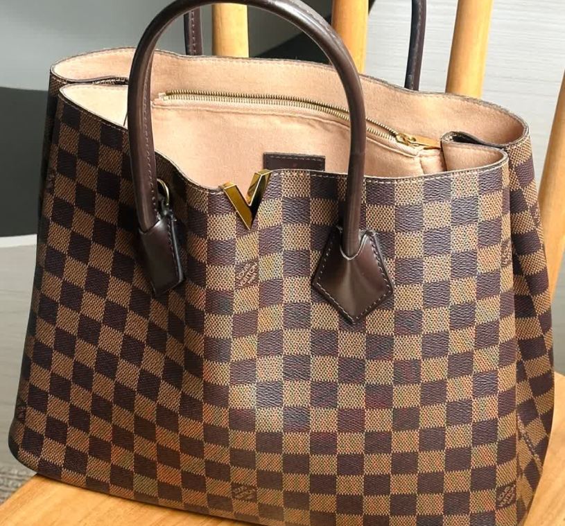 Foto de uma das novidades quentes de bolsas de grife no Etiqueta Única, modelo Louis Vuitton Kensington.