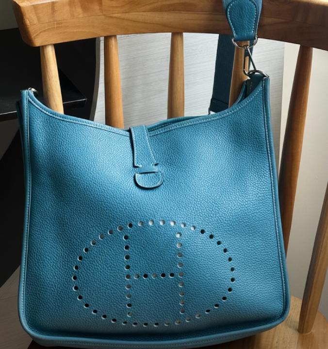 Foto de uma das bolsas de grife para presentear Valentine's Day, modelo Evelyne da Hermès.