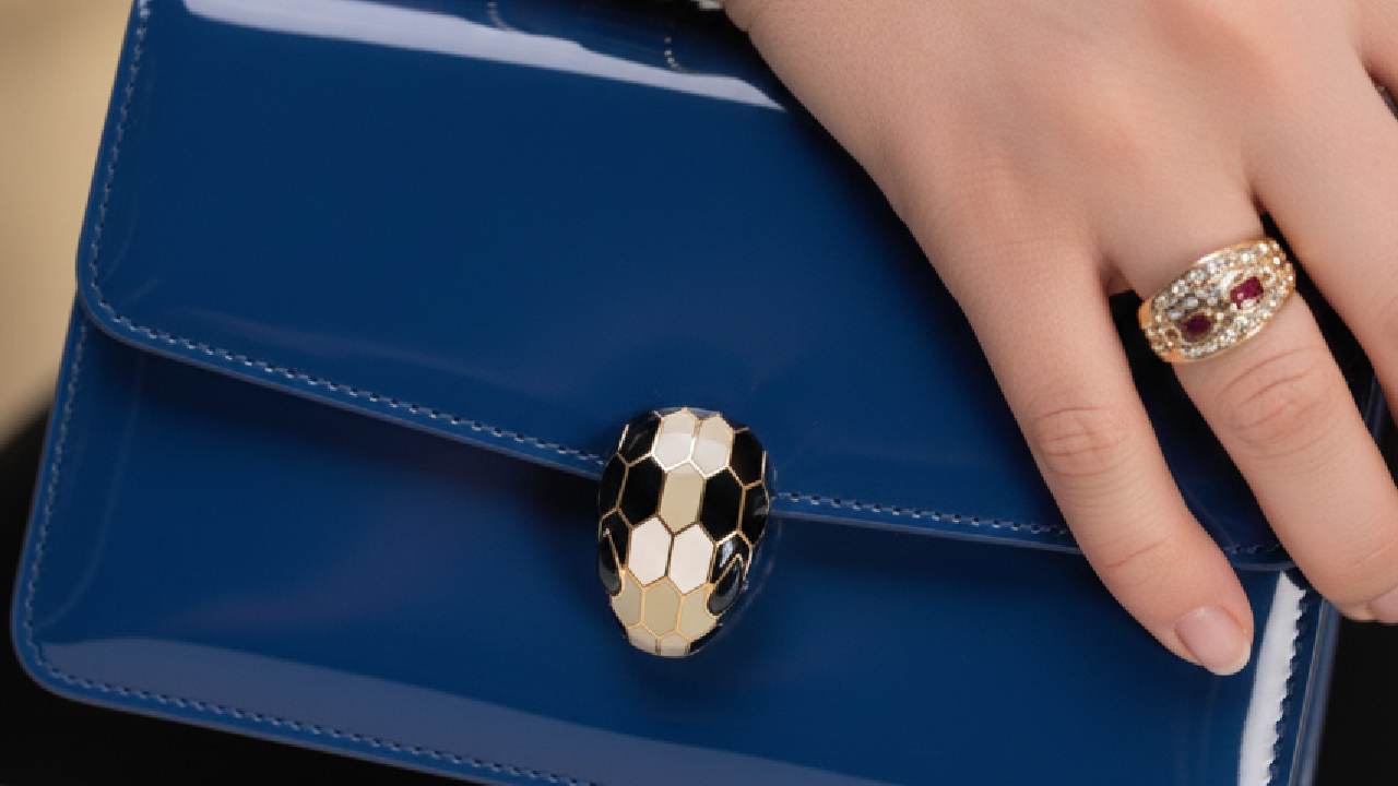 Bvlgari aposta na influência cultural de Dua Lipa para traduzir sua herança romana em uma linguagem atual e conectada ao agora.