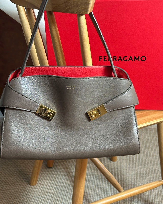 Bolsa Ferragamo Hug. Clique na imagem e confira mais modelos!
