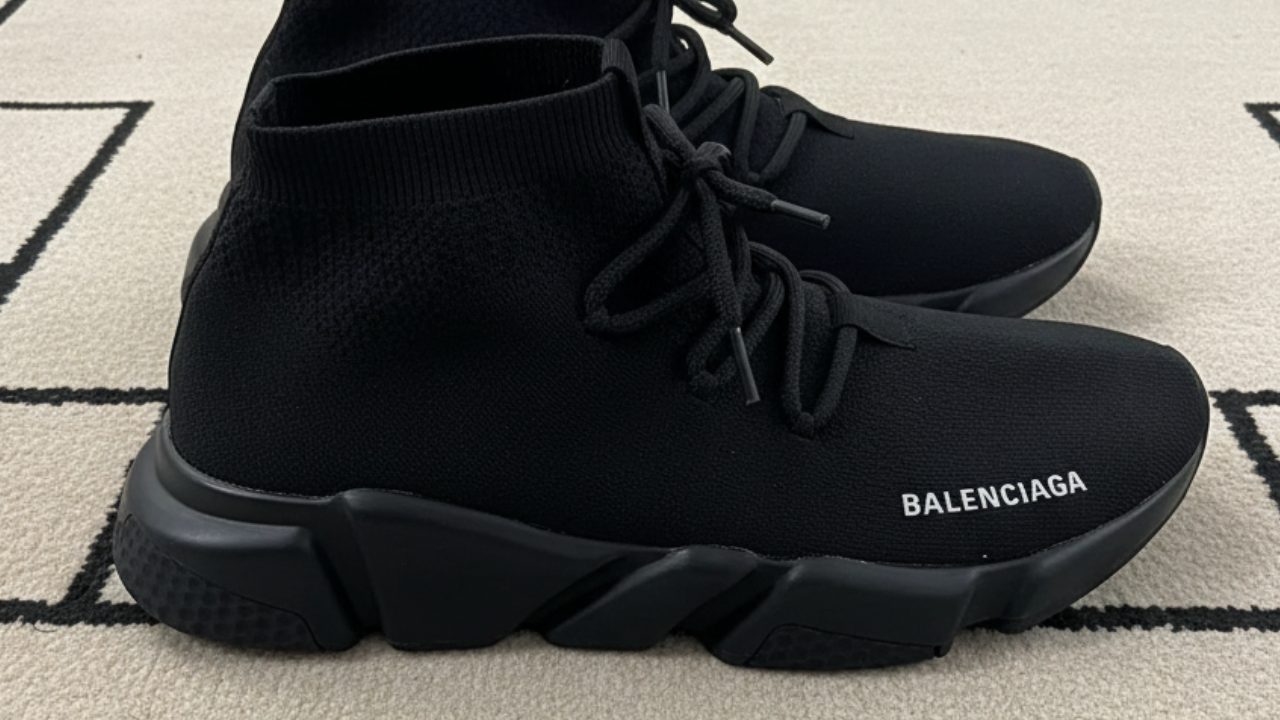 Foto de Tênis Balenciaga Speed Lace-Up, um dos modelos confortáveis de marcas de luxo.