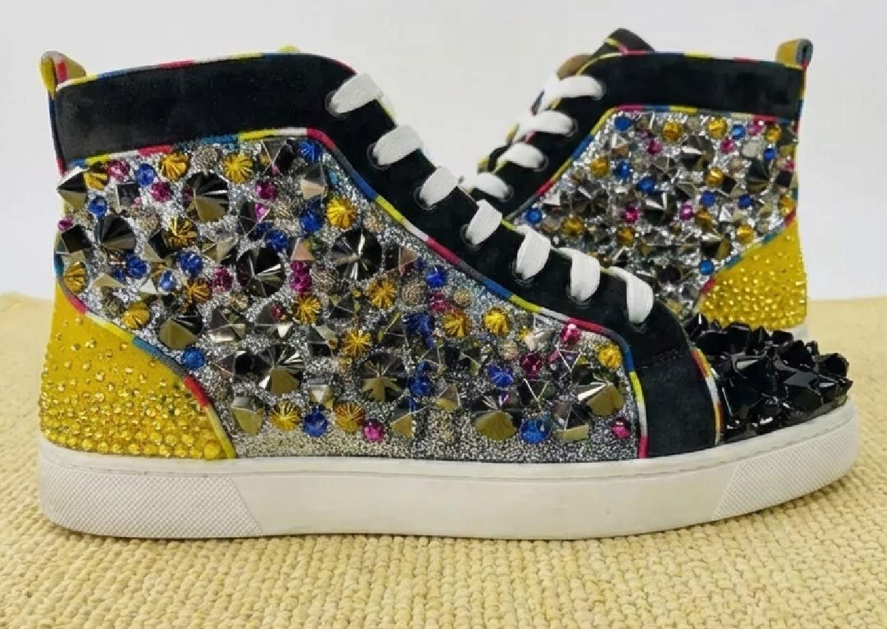 Foto de tênis de luxo Louboutin com bordado de pedras coloridas para pular carnaval.