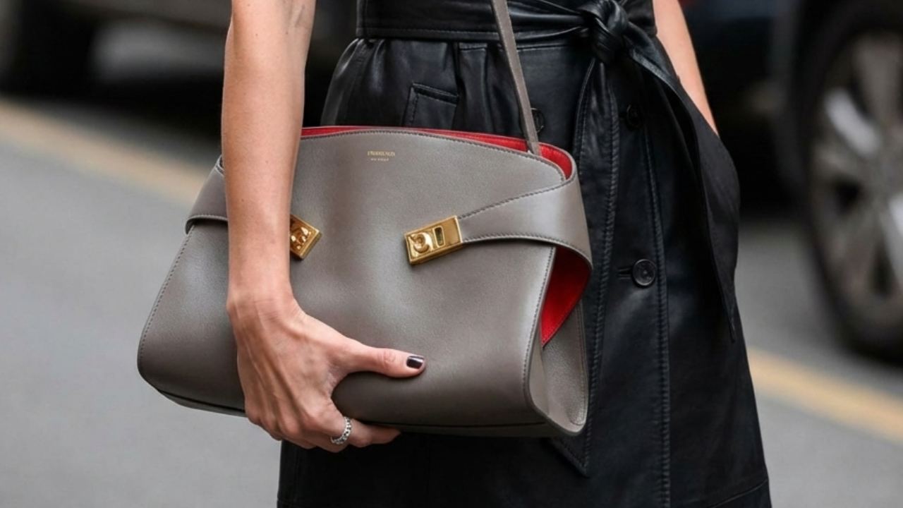 Salvatore Ferragamo: de bolsas a sapatos : conheça alguns dos acessórios mais icônicos da marca italiana de luxo.