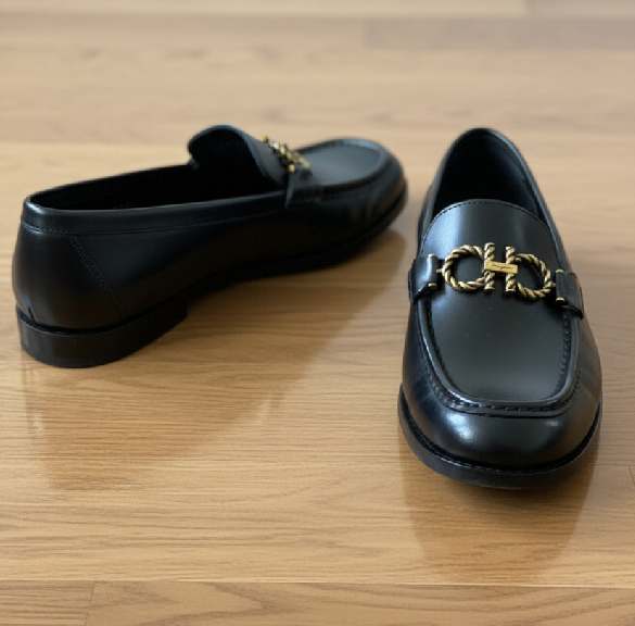 Foto de mocassim Ferragamo, um dos acessórios mais icônicos da marca.