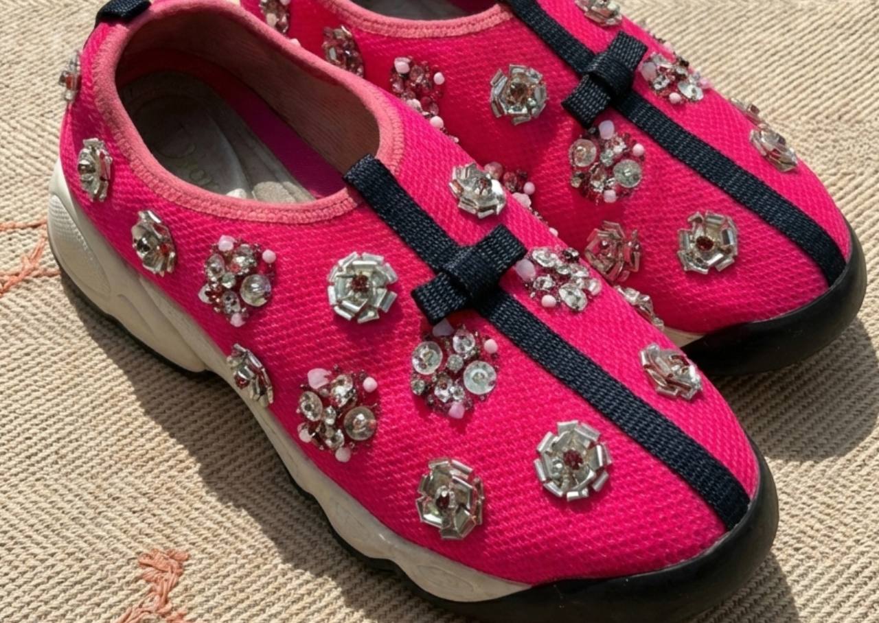 Foto de tênis Dior colorido cheio de bordados perfeito para pular Carnaval.