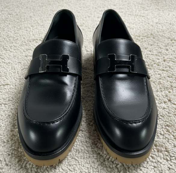 Foto de um dos modelos de mocassim de luxo da Hermès.