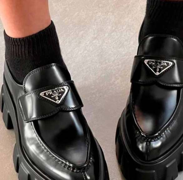 Foto de Mocassim da marca de luxo Prada.