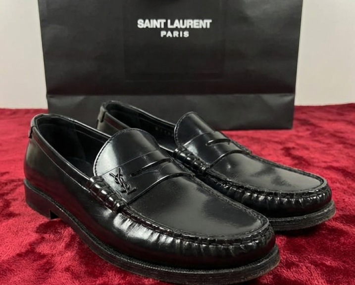 Foto de um mocassim Yves Saint Laurent, um dos modelos de luxo em alta em 2026.