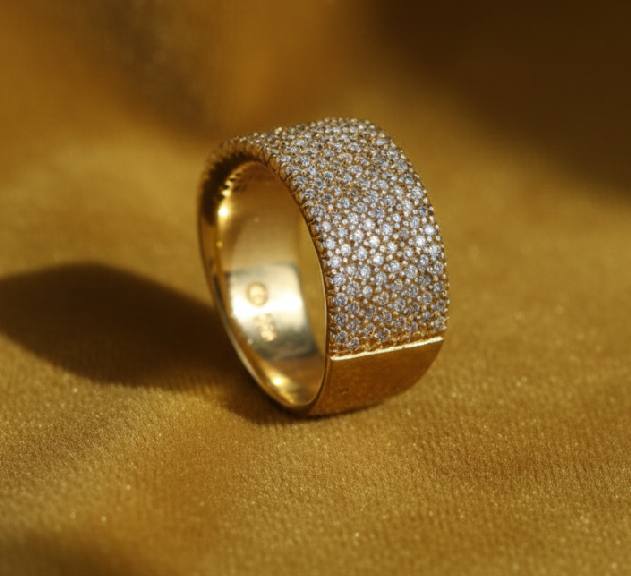 Foto de anel de diamantes da joalheria nacional Vivara.