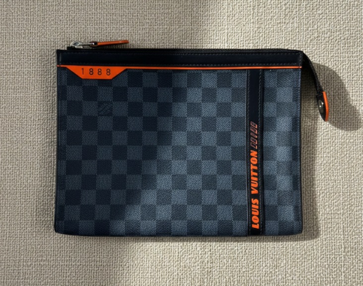 Foto de Nécessaire Masculina Louis Vuitton Cobalt Race, uma das ideias para presentear no Valentine's Day.