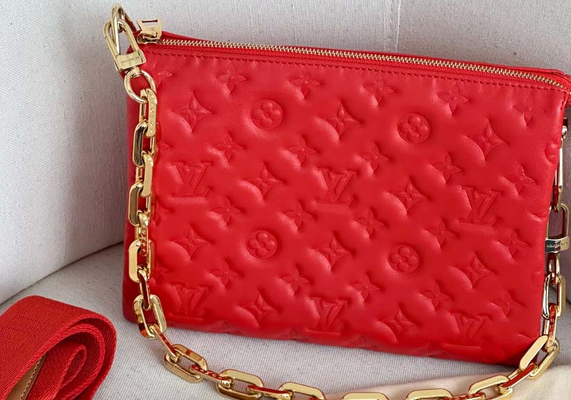 Foto de uma bolsa vermelha da marca de luxo Louis Vuitton, modelo coussin.