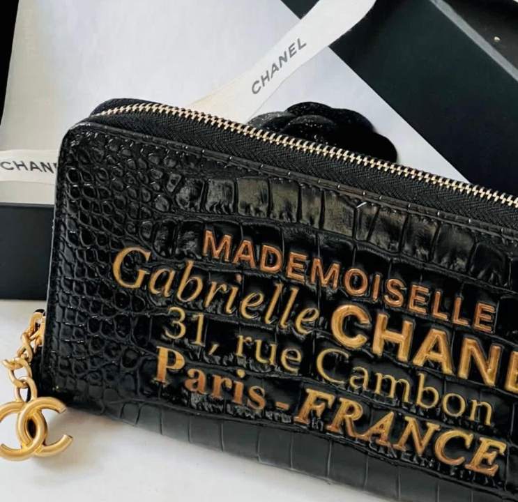 Foto de uma das carteiras femininas de luxo da Chanel no Mês do Consumidor.