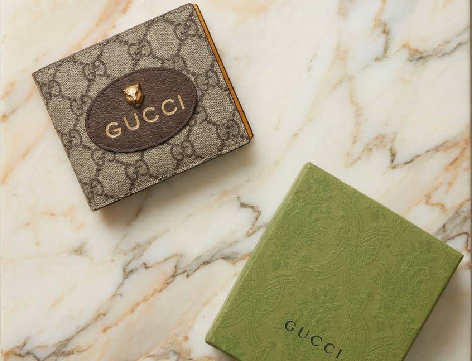 Foto de carteira Gucci com estampa GG.