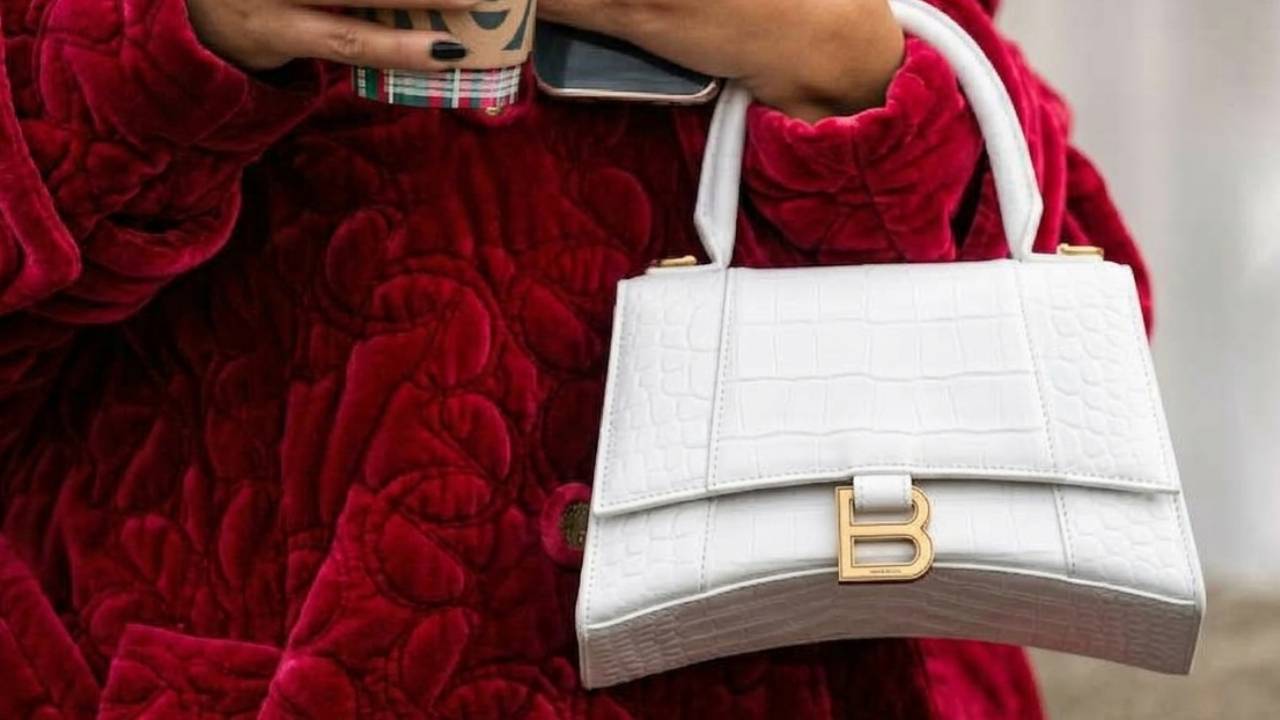 Balenciaga: Conheça algumas das peças mais icônicas da marca de luxo no Mês do Consumidor. De tênis a bolsas que marcaram a moda.