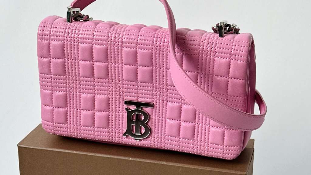 Foto de uma das bolsas de luxo de uma das principais marcas britânicas, modelo Lola da Burberry, no Mês do Consumidor.