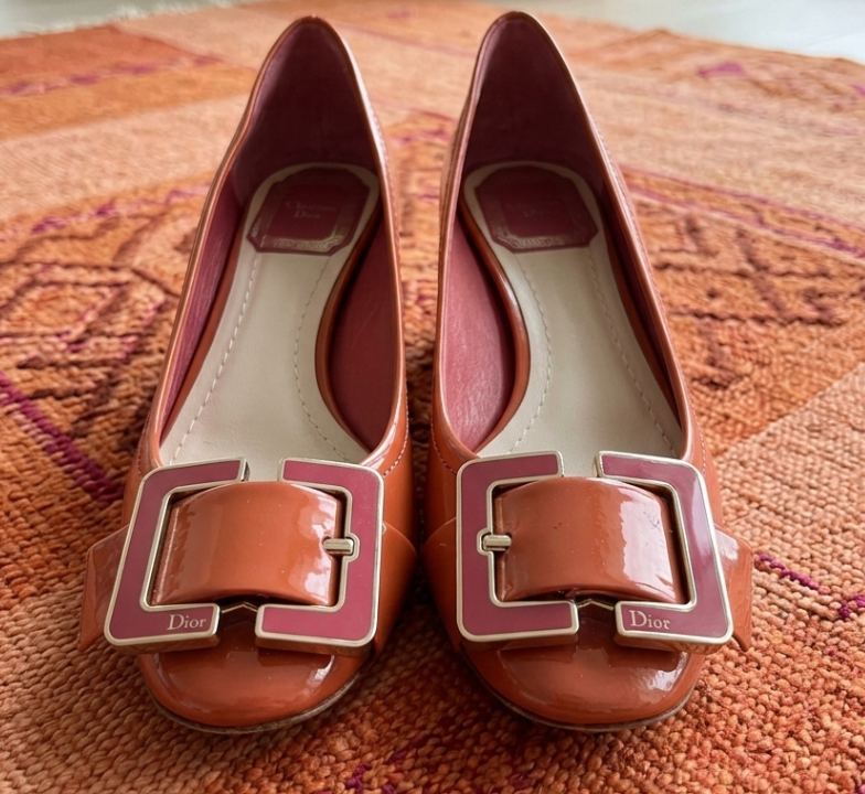 Foto de um dos sapatos de marcas de luxo por até R$ 2.000: Scarpin Dior.