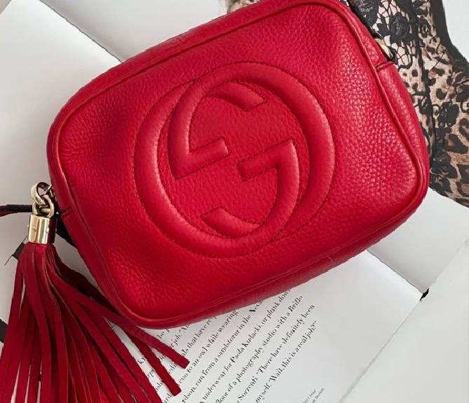Foto de uma das bolsas de luxo no mês do consumidor do etiqueta única, modelo Soho da Gucci.