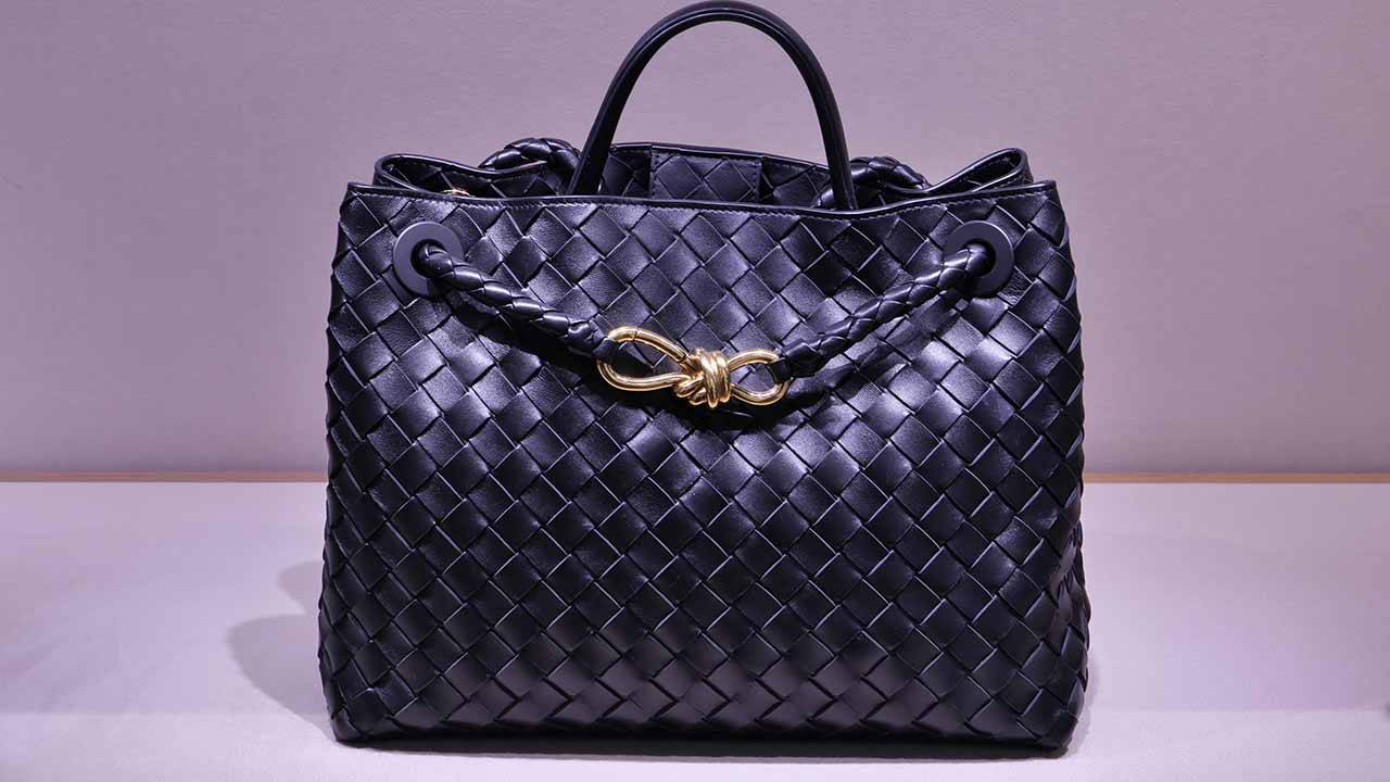 Descubra as Bolsas de Luxo Recém-Chegadas no Etiqueta Única. Modelos únicos, oportunidades imperdíveis de grifes como Gucci, YSL e Hermès.