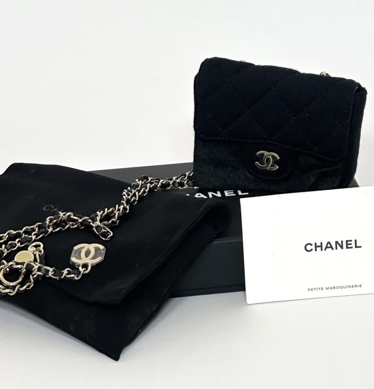 Foto de uma das novidades de bolsas de luxo recém-chegadas ao Etiqueta Única: 
Pochete Chanel Belt Bag Classic Flap Chain Mini Jersey Preta. 