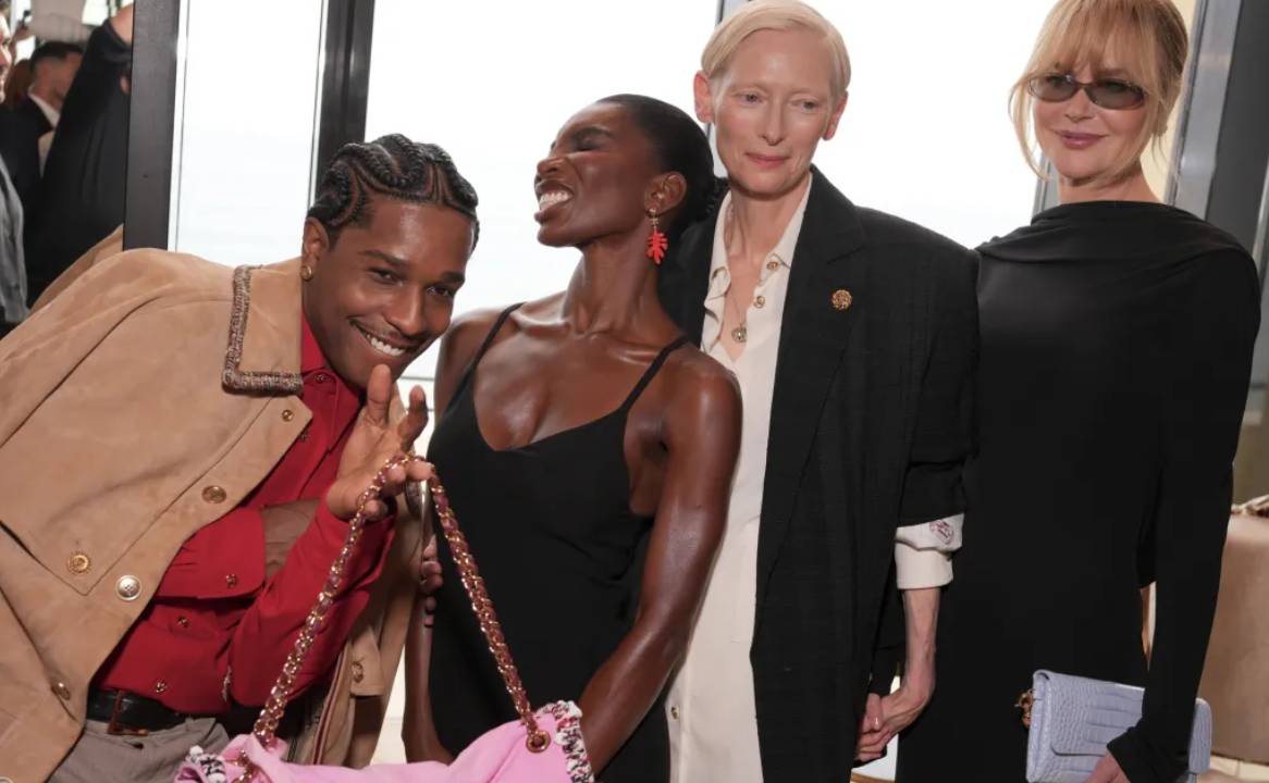 Foto da
Primeira Cruise de Matthieu Blazy na Chanel, e a fila A entrega o peso do momento: A$AP Rocky, Michaela Coel, Tilda Swinton e Nicole Kidman.