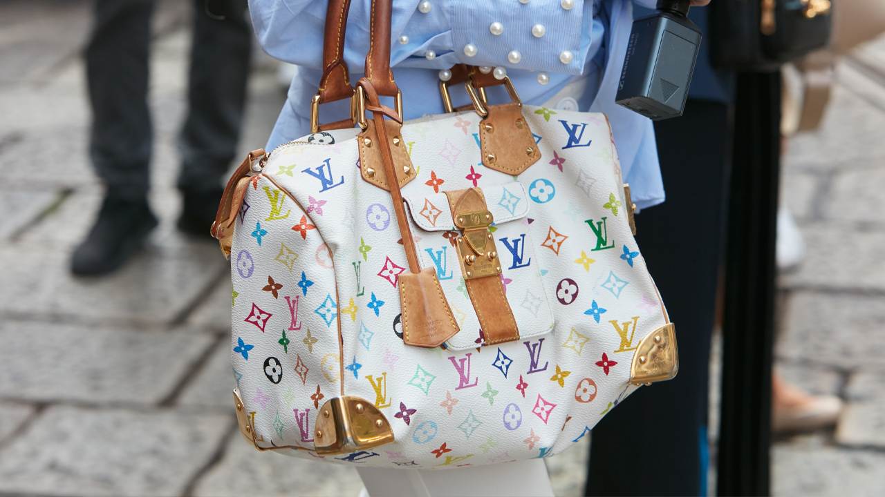 Conheça as bolsas de luxo com toque dos anos 90 e vintage que estão em alta na moda agora.
