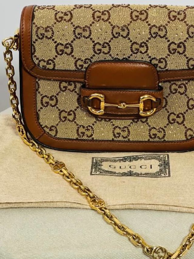 Foto de bolsa Gucci com brilho;
