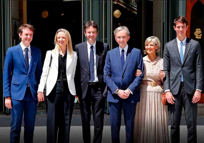 Foto de Bernard Arnauld e seus filhos, dono e herdeiros do grupo LVMH.