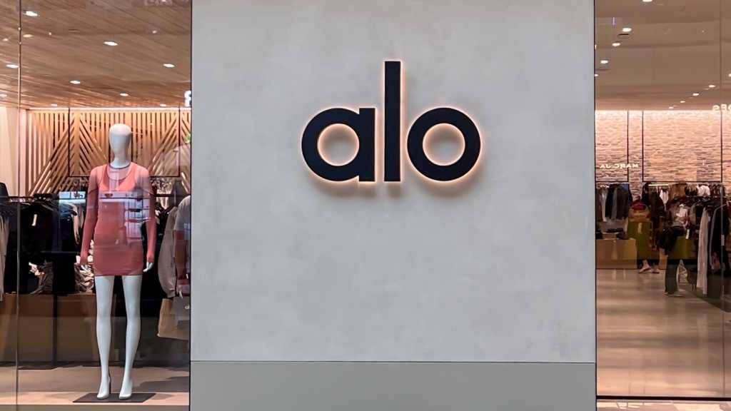 Alo Yoga Brasil: descubra preços, peças mais desejadas, onde comprar e por que a marca fitness de luxo virou febre entre celebridades.