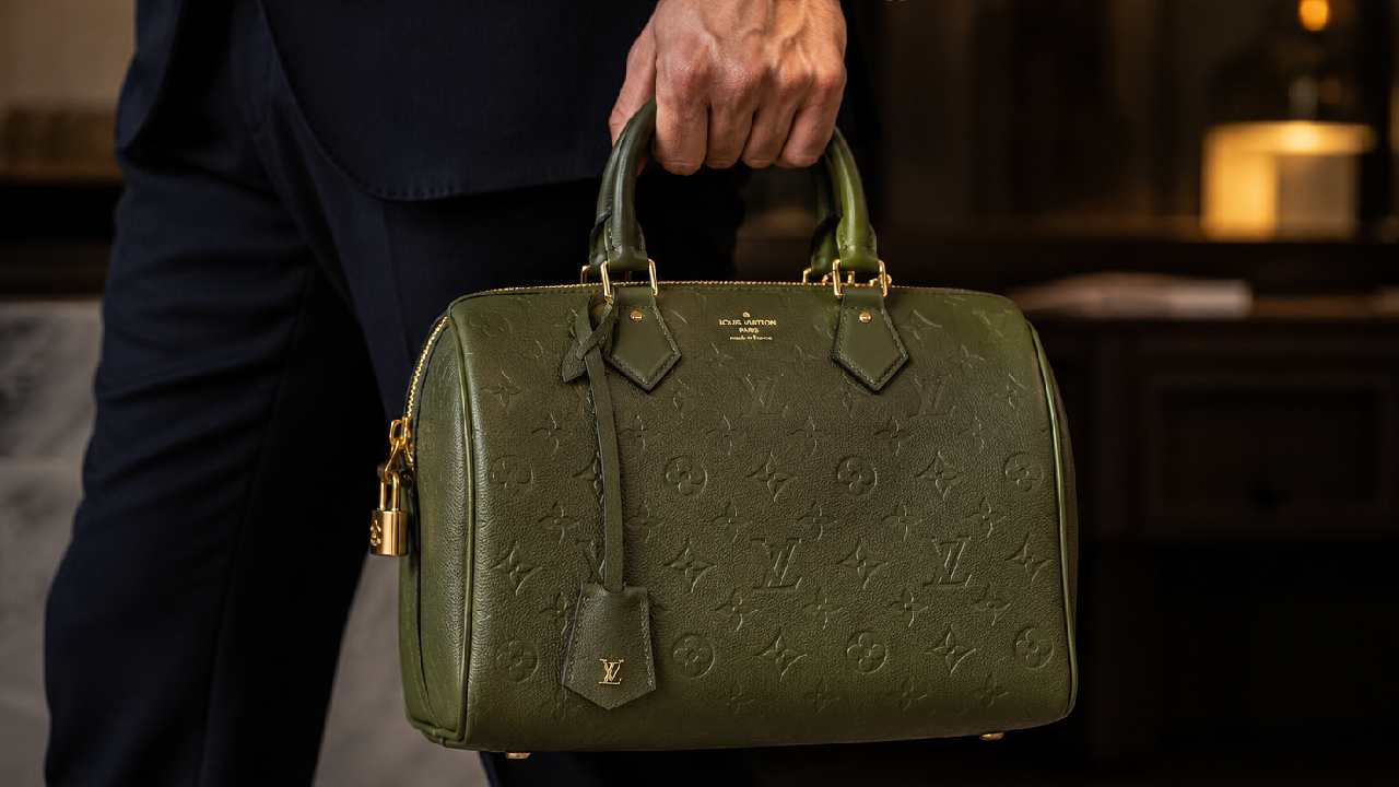 Jacob Elordi transforma bolsas de luxo em peça-chave do estilo masculino. Descubra os modelos de grife usados pelo ator e como ele redefiniu o uso de bolsas entre homens.