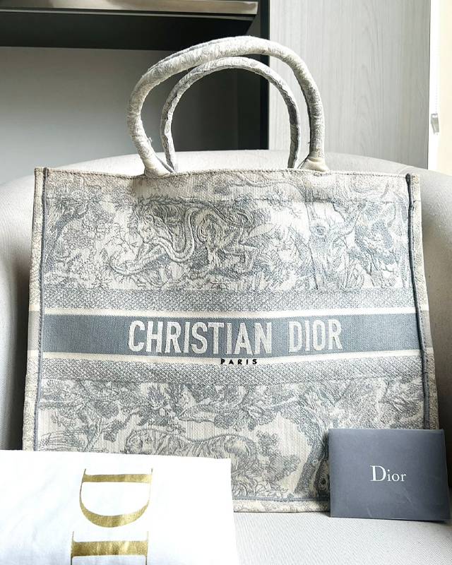 Bolsa Dior Book Tote. Clique na imagem e confira mais modelos da marca!