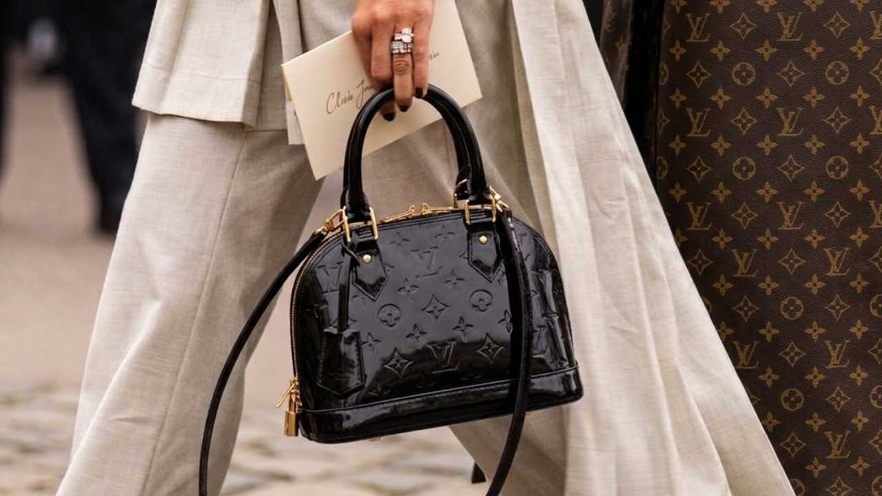 Um guia direto, para entender as principais versões da bolsa Louis Vuitton Alma e descobrir qual faz mais sentido para você.