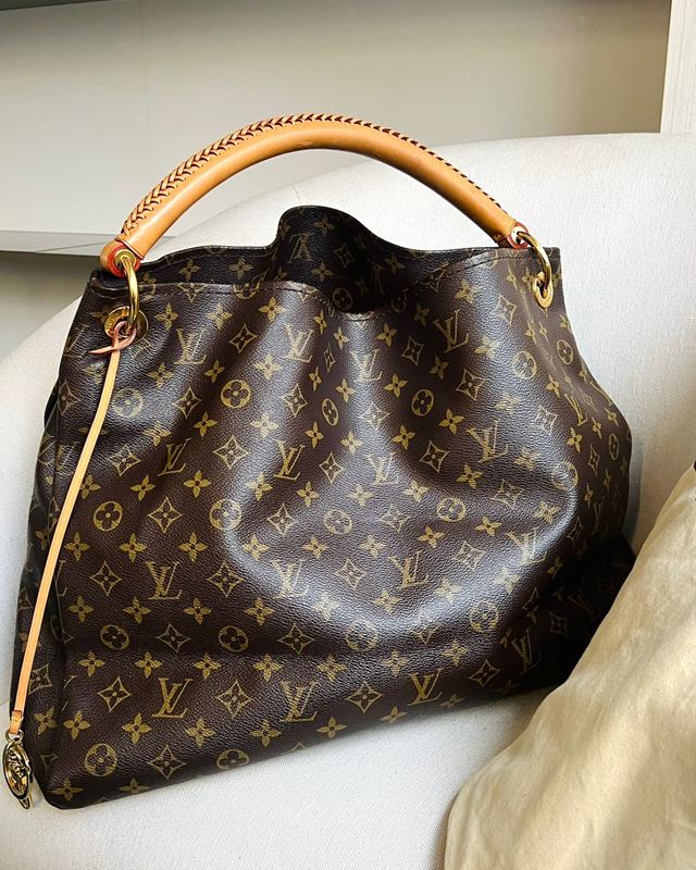 Bolsa Louis Vuitton Artsy. Clique na imagem e confira mais modelos da marca!