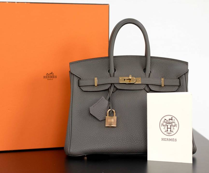 Foto de uma bolsa de luxo hermès pre-loved modelo birkin.