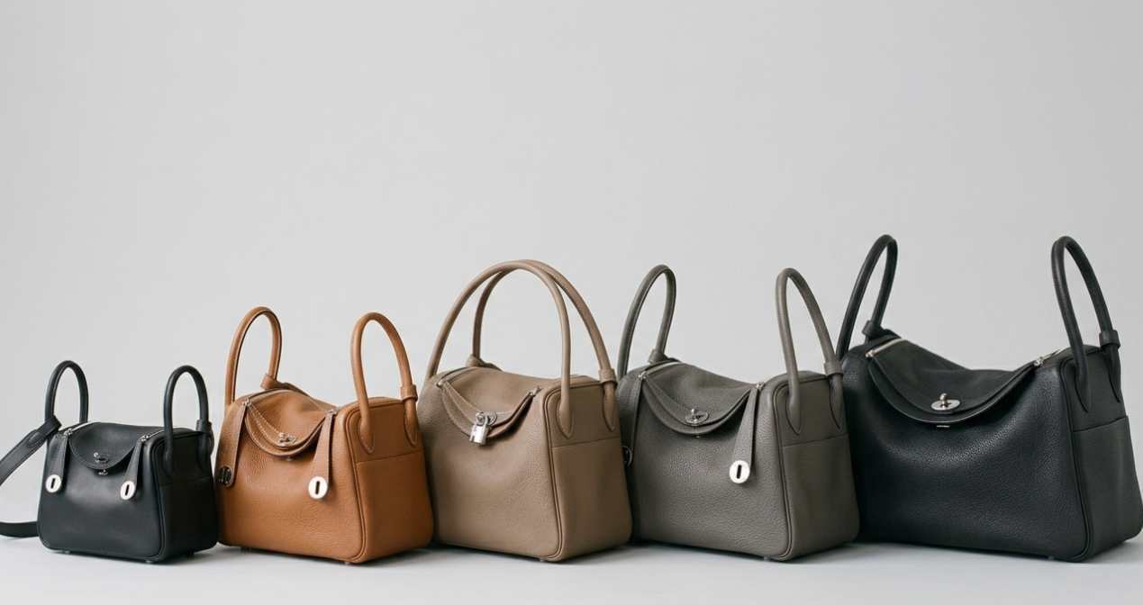 imagem ilustrativa das diferenças de tamanhos e materiais da bolsa lindy da Hermès.