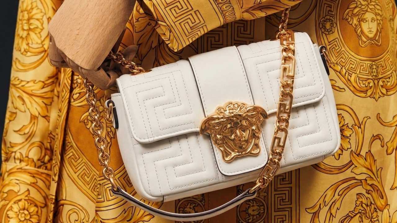 Descubra as bolsas Versace mais desejadas de 2026, preços atualizados no Brasil, modelos originais, segunda mão de luxo e onde comprar.
