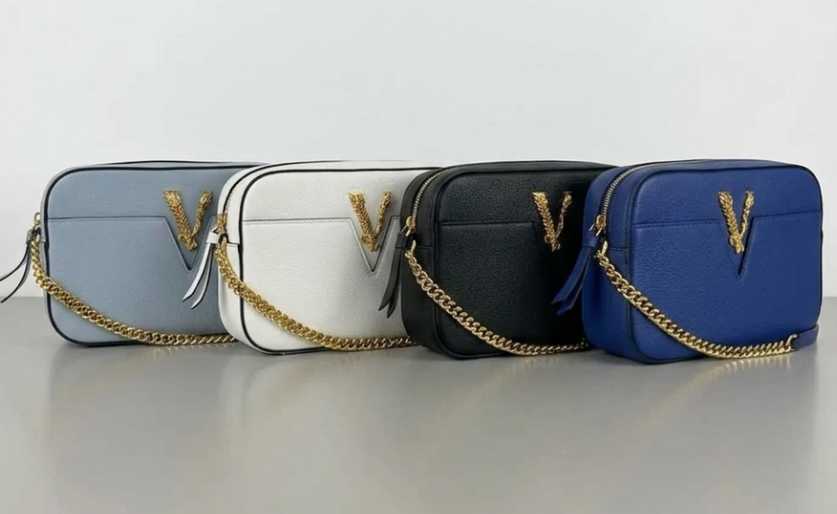 Foto de várias Camera bags Versace Virtus em couro preto, branco e azul com ferragens douradas inspiradas no barroco.