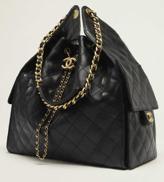Foto da Chanel 25 tamanho large em couro caviar.