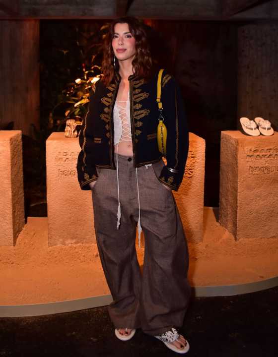 Foto de Camila Coelho com look com a nova havaianas isabel marant.
