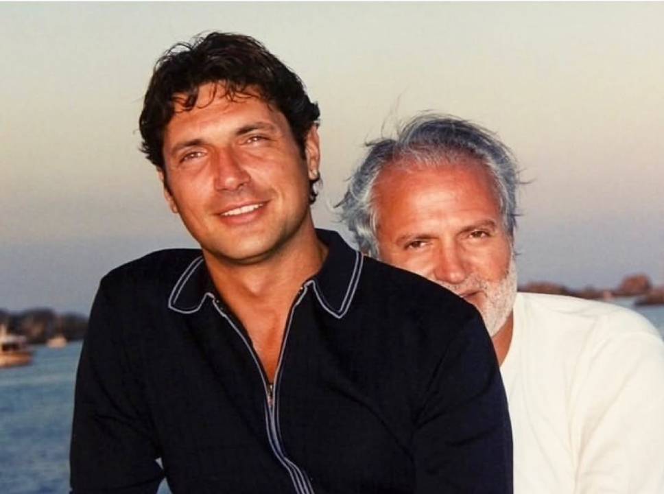 Foto de Antonio D’Amico, companheiro do criador da versace.