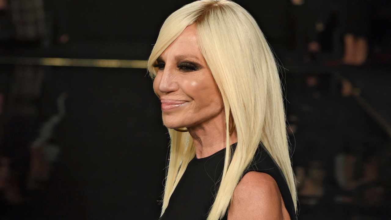 Donatella Versace: descubra idade, cirurgias plásticas, fortuna, filhos e como a estilista se tornou um dos nomes mais famosos da moda.