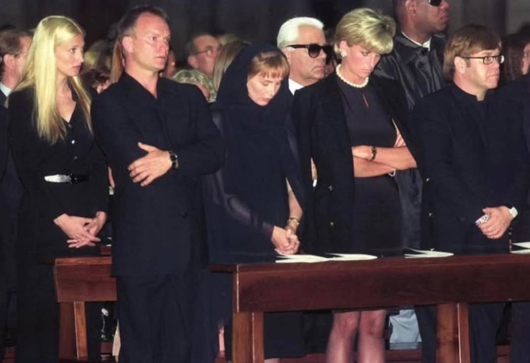 celebridades e figuras na moda na misssa de morte do estiista da versace