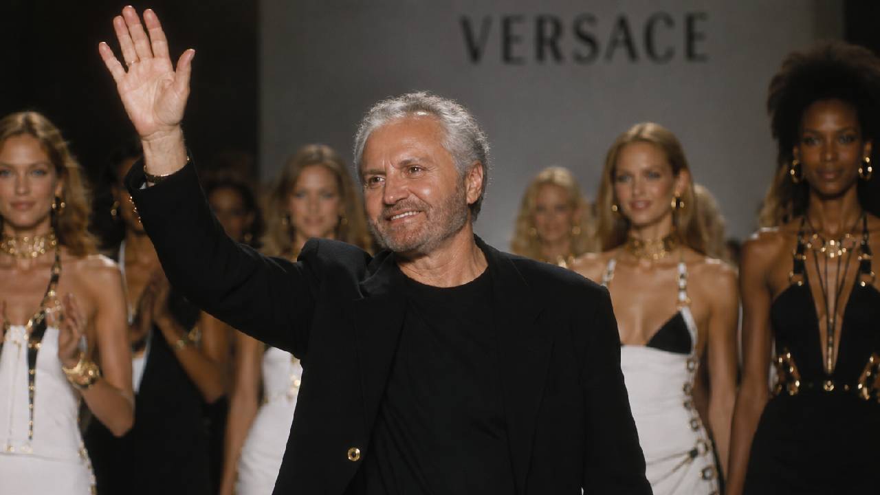 Descubra quem foi Gianni Versace, fundador da Versace: sua fortuna bilionária, como morreu e o legado que marcou a moda para sempre.