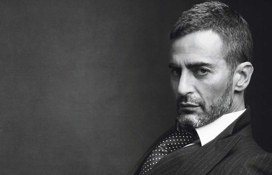Foto de Marc Jacobs que teve marca vendida pela LVMH.