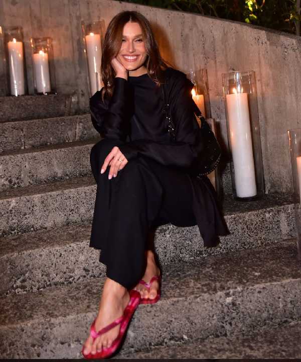 Foto de Sasha com inspiração de look elegante com havaianas isabel marant.