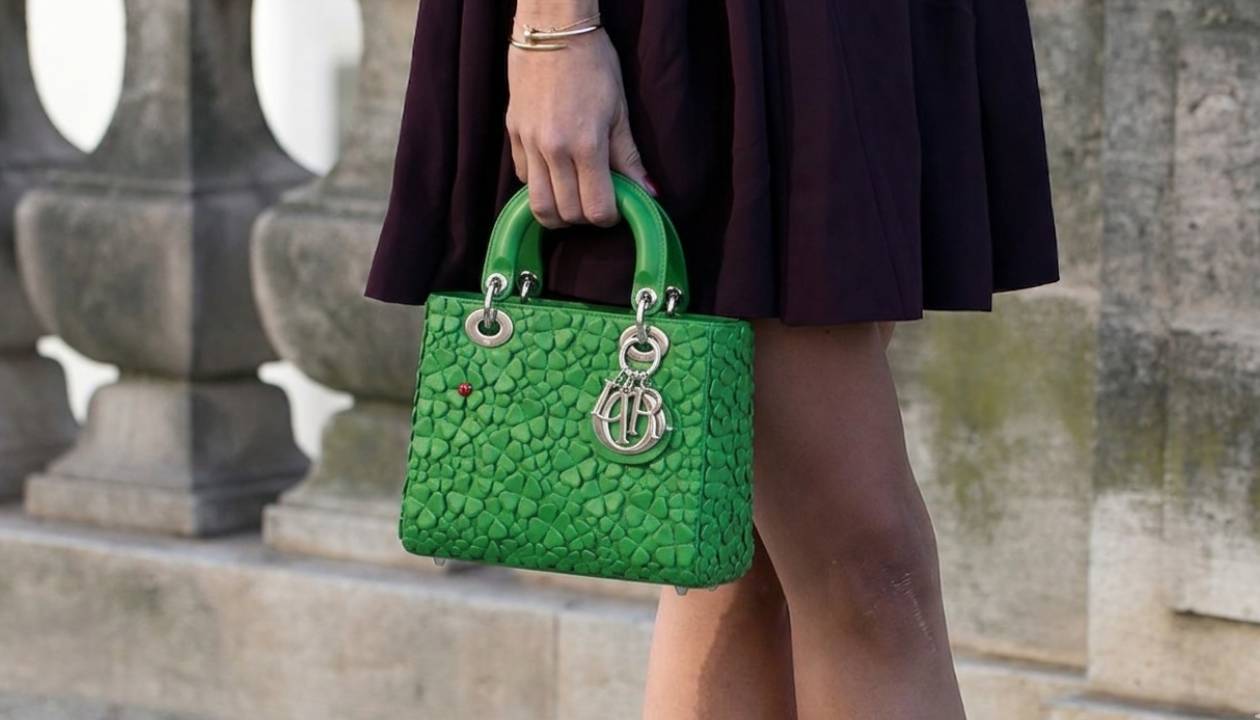 Curiosidades bolsa Lady Dior: descubra a história completa,a ligação com a Princesa Diana, quem criou o modelo e por que a bolsa segue valorizada em 2026.