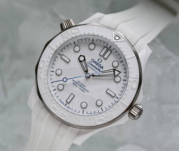 Seamaster Diver 300M Milano Cortina 2026 em cerâmica branca com mostrador claro e pulseira branca em foto promocional oficial.