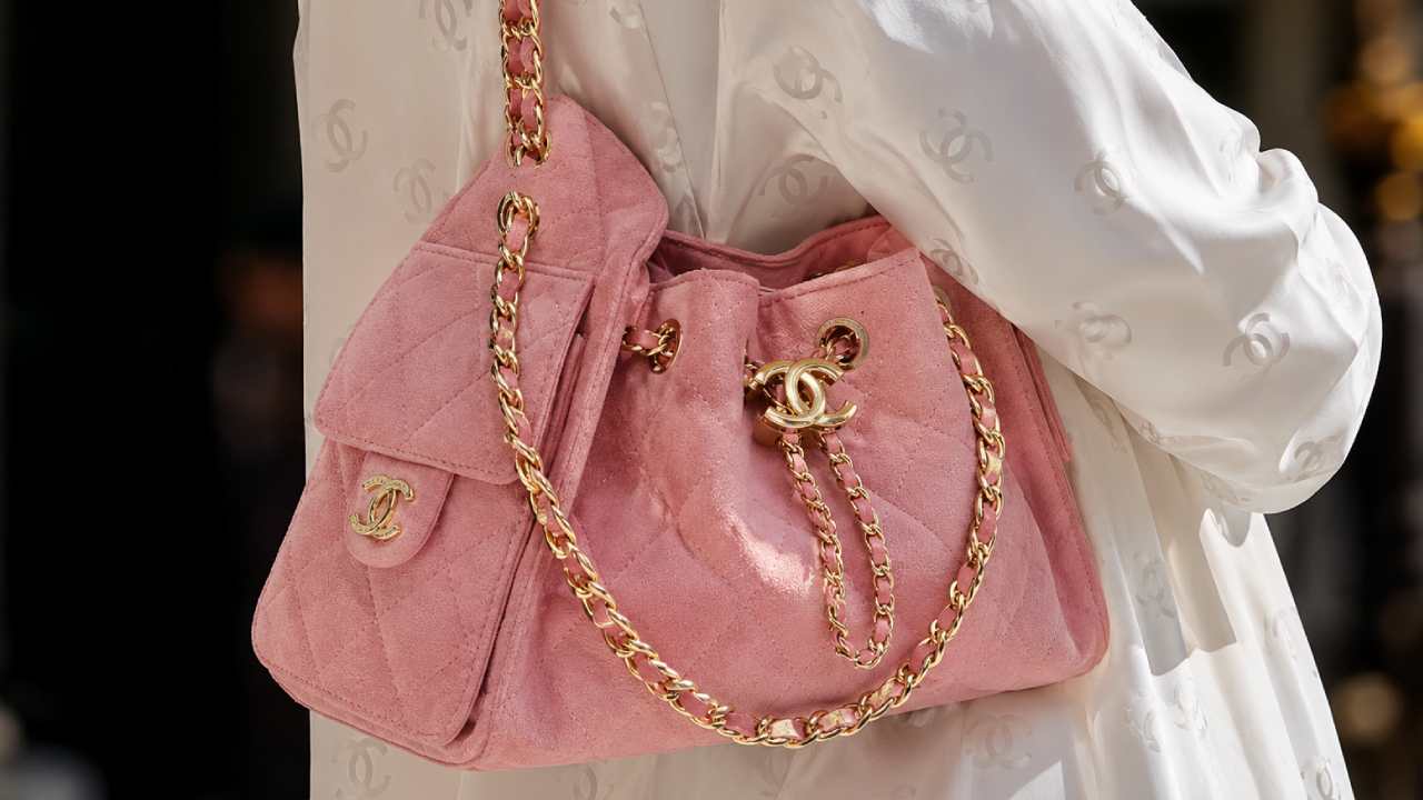 Descubra os preços da Bolsa Chanel 25, tamanhos, materiais, cores e onde comprar modelos novos e de segunda mão com segurança em 2026.