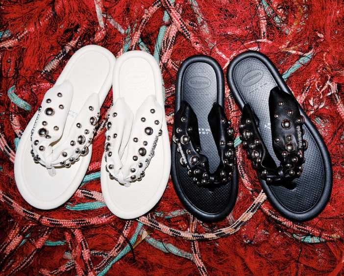 Foto das Havaianas Maxi Puffed Studs um dos modelos com a Isabel marant nas cores preto e branco.